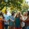 Pessoas sorridentes e unidas ao ar livre em um parque ensolarado, simbolizando fé, esperança e inspiração.